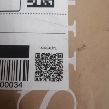 Stradivarius Küçücük Zarfa Kocaman Çantayı Sığdırdığını İddia Ediyor.