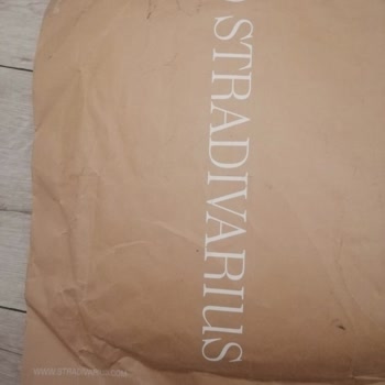 Stradivarius Küçücük Zarfa Kocaman Çantayı Sığdırdığını İddia Ediyor.
