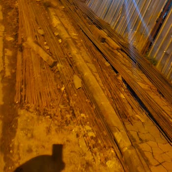 Artan Yapı İnşaatın Demirleri Yolda Risk Oluşturuyor