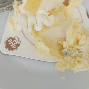 Bolulu Hasan Usta Küflenmiş Pasta Yediriyor.