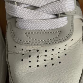 Lacoste Yırtılan Ayakkabı Ve Eren Perakendenin İlgisizliği