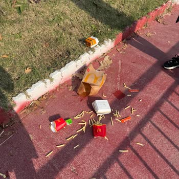 Yemek Sepeti Yemekleri Yere Atıyor!