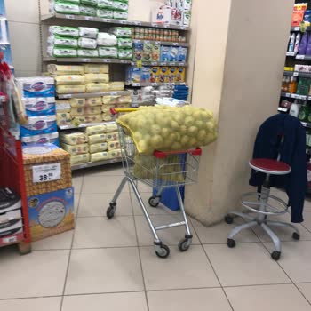 Şok Market Kasiyer El Altından 2 Çuval Patatesi Tanıdığına Saklıyor