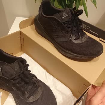 Adidas' Dan Aldığım Spor Ayakkabısı 1,5 Ayda Yün Çoraba Döndü.