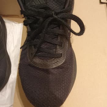 Adidas' Dan Aldığım Spor Ayakkabısı 1,5 Ayda Yün Çoraba Döndü.