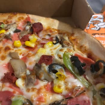 Little Caesars Pizzanın İçinden Çıkan Saç