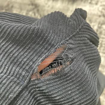 Mavi Marka Pantolon İlk Giyimde Yırtıldı