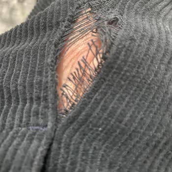 Mavi Marka Pantolon İlk Giyimde Yırtıldı