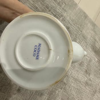 Madame Coco Defolu Olarak Sattığı Porselen Demliği Değiştirmiyor