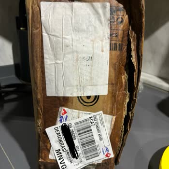 Aras Kargo Manavgat Şubesi Patlak Kargoyu Bırakıp Gitmiş.