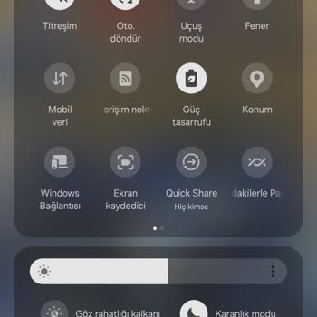 Samsung Telefon Karanlık Mod Beyaz Gösteriyor