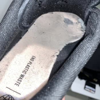 Adidas Marka Spor Ayakkabısı 20 Günde İç Tabanı Parçalandı