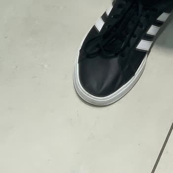 Adidas Marka Spor Ayakkabısı 20 Günde İç Tabanı Parçalandı