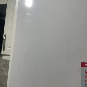 Arçelik Buzdolabı Kapağı Diğerinden 1 Cm Kadar Önde. Ve Çizikler Mevcut