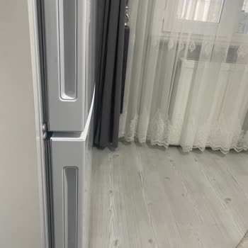 Arçelik Buzdolabı Kapağı Diğerinden 1 Cm Kadar Önde. Ve Çizikler Mevcut