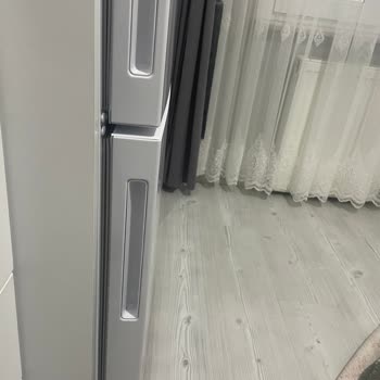 Arçelik Buzdolabı Kapağı Diğerinden 1 Cm Kadar Önde. Ve Çizikler Mevcut