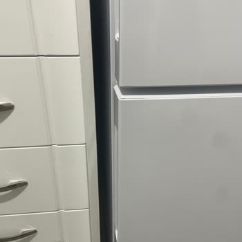 Arçelik Buzdolabı Kapağı Diğerinden 1 Cm Kadar Önde. Ve Çizikler Mevcut