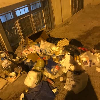 Buca Belediyesi Apartman Önüne Atılan Çöpler
