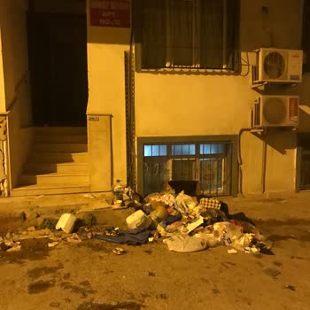 Buca Belediyesi Apartman Önüne Atılan Çöpler