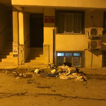 Buca Belediyesi Apartman Önüne Atılan Çöpler