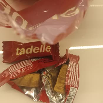 Tadelle Rengi Bozuk Çikolatanın Gece Bir Vakti Hastanelik Etmesi