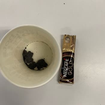 Nescafe Gold İçinden Çıkan Siyahımsı Madde