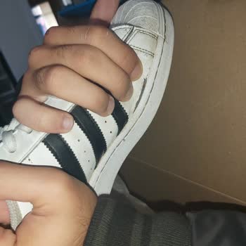 3 Ay Gibi Bir Sürede Adidas Superstar Denilen Ürün Çöp Durumuna Düştü