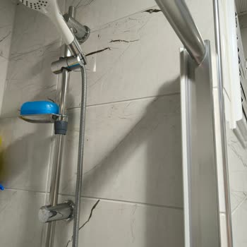 Tema Banyo Sürgülü Duş Başlığı Çatladı