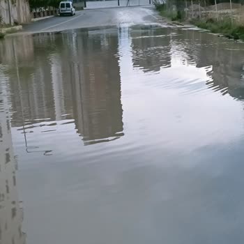 Mersin Büyükşehir Belediyesi Asfalt Yol Yağmur Yağınca Göl Oluyor