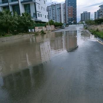 Mersin Büyükşehir Belediyesi Asfalt Yol Yağmur Yağınca Göl Oluyor