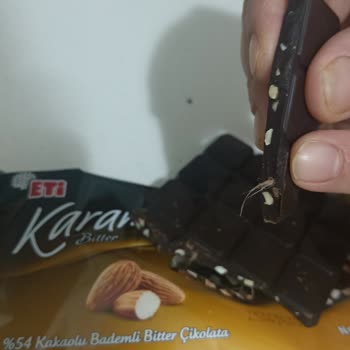 Eti Gıda Eti Karam Bademli Çikolatadan Tüy Çıktı