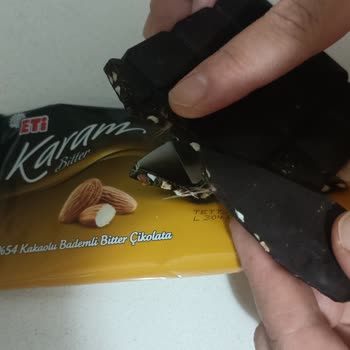 Eti Gıda Eti Karam Bademli Çikolatadan Tüy Çıktı