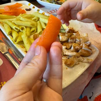 Tavuk Dünyası Salata Kararmış Havuçlar Kabuklu