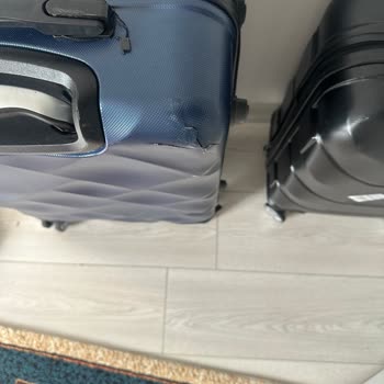 Valizimin Köşeden Kırılmış Ve Sürtünme Nedeniyle El Aşınmalar Var