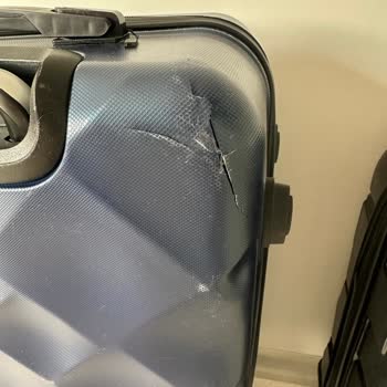 Valizimin Köşeden Kırılmış Ve Sürtünme Nedeniyle El Aşınmalar Var