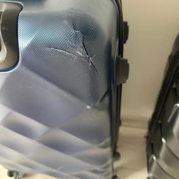 Valizimin Köşeden Kırılmış Ve Sürtünme Nedeniyle El Aşınmalar Var