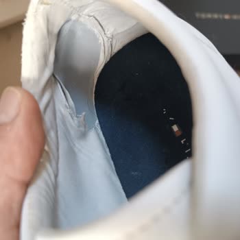 Tommy Hilfiger Pahalı Sneaker'ın Erken Deformasyon Hayal Kırıklığı