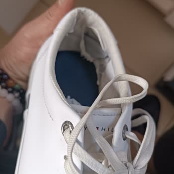 Tommy Hilfiger Pahalı Sneaker'ın Erken Deformasyon Hayal Kırıklığı