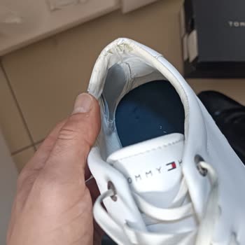 Tommy Hilfiger Pahalı Sneaker'ın Erken Deformasyon Hayal Kırıklığı