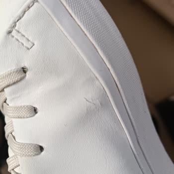 Tommy Hilfiger Pahalı Sneaker'ın Erken Deformasyon Hayal Kırıklığı