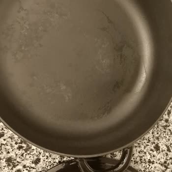 Lava Marka Tencerenin Tabanında Oluşan Lekeler