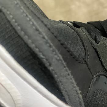 Sneaks Up Ayakkabıda Dikiş Hatası Var.