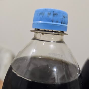 Pepsi Kapak İçinde Siyah Parçalar