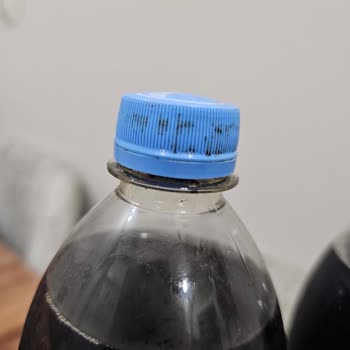 Pepsi Kapak İçinde Siyah Parçalar