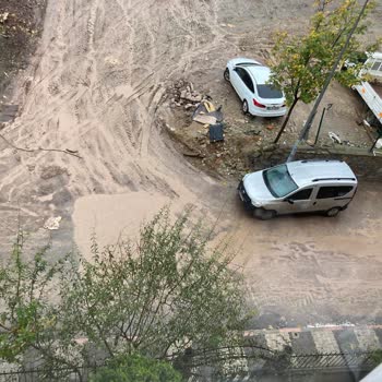 Kalamış Yapı Sokak Çamur İçinde Kaldı