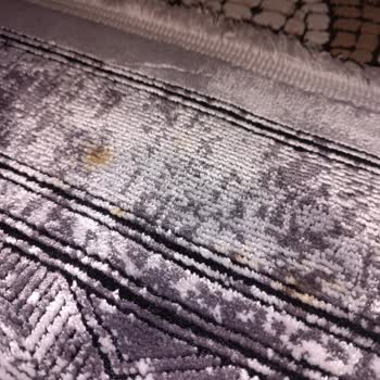 Gümüşsuyu Halıda Lekeler Var