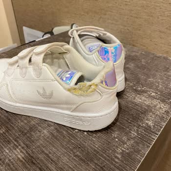 Adidas Ayakkabı Hemen Parçalandı.