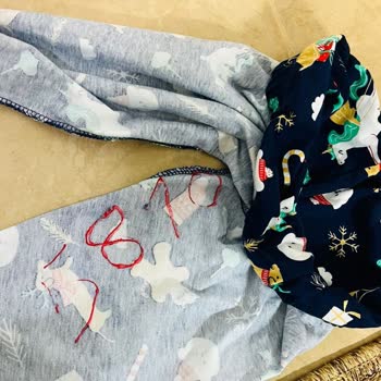 LCW Erkek Çocuk Pijamasının İç Kısmında Yağlı Boya İle Sayı Yazılmış.