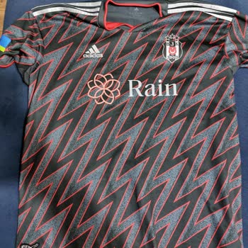 Beşiktaş Jimnastik Kulübü (BJK) Beşiktaş Forması Arka Yazı Kabuk Gibi Soyulma