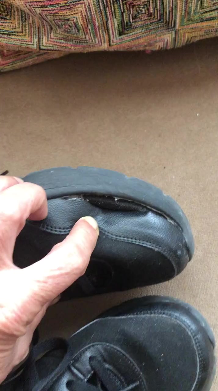 Only 11 Months Old Skechers Suffered an Inexplicable Tear video cover
